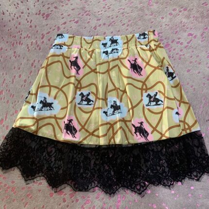 Skirt Lace Wild has leggings under