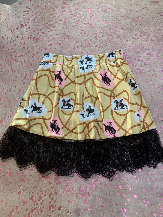 Skirt Lace Wild has leggings under